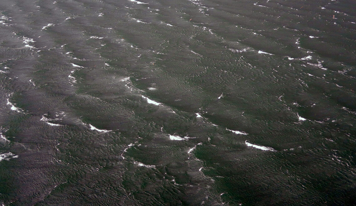 vaahtopäistä aallokkoa kuvattuna yläilmoista