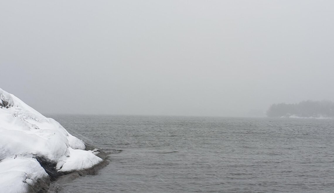 Sula meri nostattaa sakeita lumikuuroja talvella