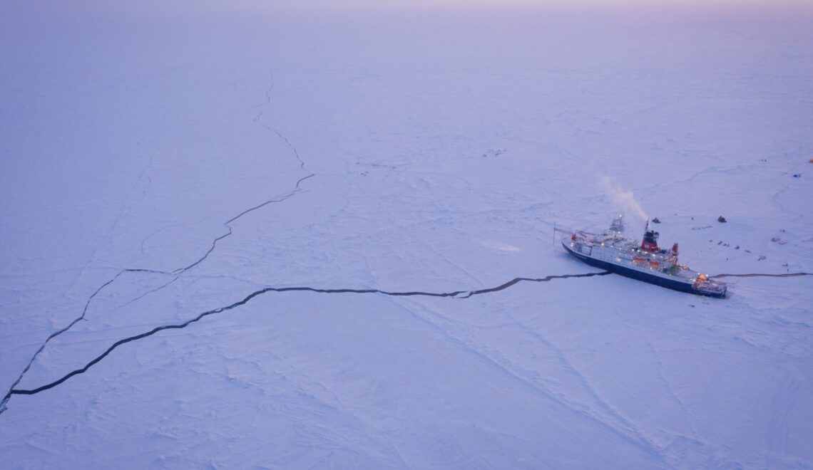 Polarstern-tutkimusjäänmurtaja ajelehtii keskellä arktista jääpeitettä