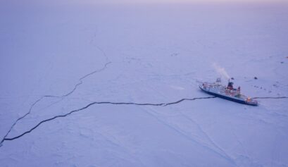 Polarstern-tutkimusjäänmurtaja ajelehtii keskellä arktista jääpeitettä