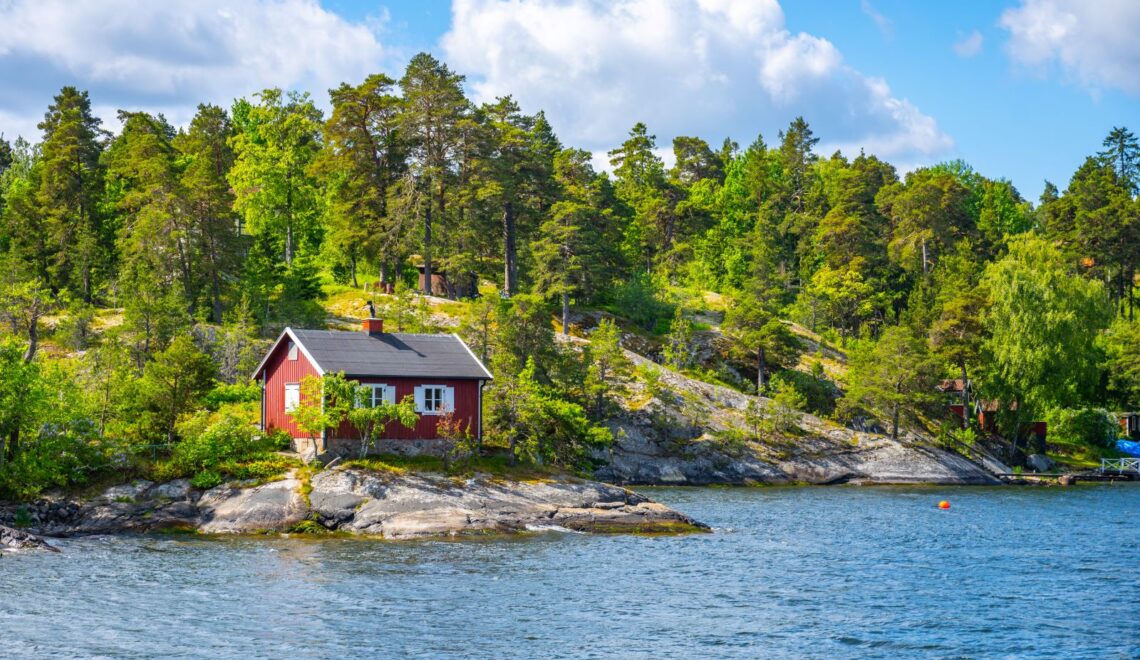 Mökki saaristossa ja kaunis kesäsää